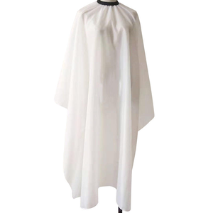 Cape de Salon Personnalisable Entièrement Noire de Haute Qualité et Confortable, Tablier de Coiffure Imperméable en Polyester avec Boutons-Pression en Silicone pour le Cou, pour Barbiers - Product Image 5