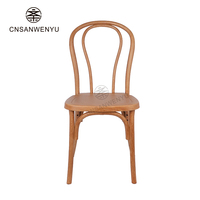 Vente en gros de chaises empilables en plastique PP grain de bois pour hôtel restaurant banquet mariage événement meubles de salle à manger durables