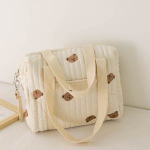 Sac à dos souple à bandoulière avec broderie d'ours mignon et de fleurs, pour le rangement, les voyages et les sorties - Product Image 1