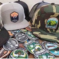 Gorra Deportiva Trucker Personalizada con Parche de Cuero con Logotipo, Unisex, Lisa, de Dos Tonos, Modelo Ri 168, 7 Paneles, Visera Plana, Cierre a Presión