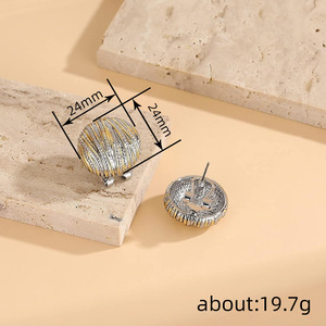 Eleganti Orecchini a Perno Bicolore con Linee Texturizzate per Donne, Accessori per Orecchie Semplici da Indossare Quotidianamente - Product Image 4