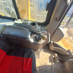 รถดันดินตีนตะขาบ Komatsu D65 EX มือสองจากญี่ปุ่น ใช้เครื่องยนต์ SAA6D114E ขนาดกลาง พร้อมริปเปอร์ สำหรับงานก่อสร้างและปรับระดับพื้นดิน - Product Image 6