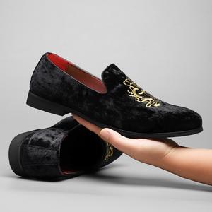 AliExpress Bestseller Cross-border hombres <span class=keywords><strong>de</strong></span> talla grande nuevo estilista puntiagudo terciopelo mocasín <span class=keywords><strong>bordado</strong></span> zapatos <span class=keywords><strong>de</strong></span> moda - Product Image 2