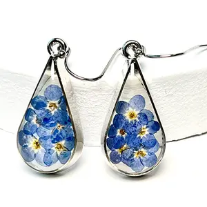 Klassischer Forget Me Not-Aufhänger Ohrringe Harz getrocknete Blume Design Großhandel Edelstahl-Schmuck für Parties