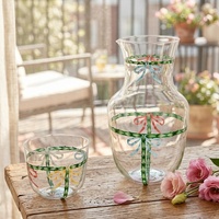 Ensemble de carafe à eau et de verres décoratifs imprimés avec guirlande de rubans colorés et nœuds pour table
