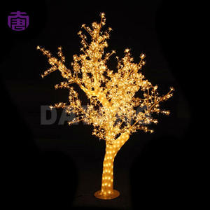 Lumière d'arbre LED décorative extérieure en PVC pour éclairage commercial, de rue, de parc, de place, de mariage, d'événement et de paysage nocturne - En vente - Product Image 1