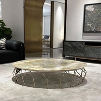 Ensemble de tables d'appoint gigognes dorées avec base en cage de laiton, plateau en marbre blanc naturel et table d'appoint à plateau noir pour salon