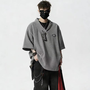 Camiseta Oversize de 230G, 100% Poliéster, Cuello en V, Cuello Tipo Chal a Rayas y Mini Logo, Resistente a las Arrugas, para Todas las Estaciones - Product Image 1