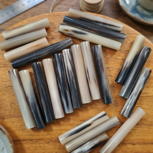 Bâtons de corne de bœuf naturelle pour manches de couteaux, plaquettes cylindriques en corne, matériau artisanal pour fabricants de couteaux sur mesure à prix compétitif - Product Image 1