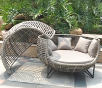 Chaise longue d'extérieur moderne en rotin PE et chaise nid d'oiseau rouge pour parc, hôtel, villa, piscine et plage