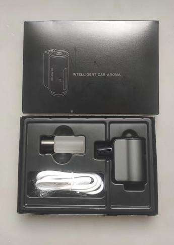 Grigio con finestra (con una bottiglia vuota)