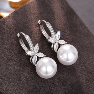 Orecchini pendenti a fiore con perle finte da donna, gioielli floreali alla moda per l'uso quotidiano - Product Image 5