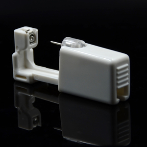 Vente en gros d'unité jetable de perçage pour les oreilles <span class=keywords><strong>Pistolet</strong></span> de perçage stérile pour le cartilage des perles <span class=keywords><strong>Tragus</strong></span> Helix Kit de perçage sans douleur Machine - Product Image 6