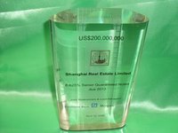 Individuelle Laser-Auszeichnung mit Gravur auf Sockel Sternförmige Klare Acryl-Trophäen Angepasstes Logo Metallmedaillen Kundenspezifische Designs & Plaketten