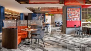Barra de Bar de Lujo Personalizada de Madera Sólida para Hotel y Restaurante con Diseño Moderno y Construcción Duradera - Product Image 4