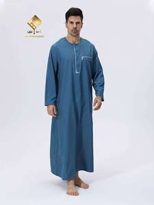 Vêtements de prière pour hommes musulmans, style ethnique minimaliste et tendance, avec un nouveau design et un look moderne. - Product Image 3