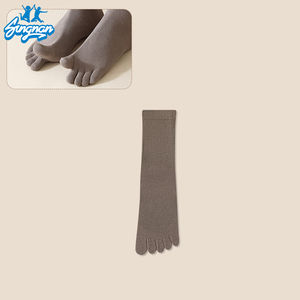 Chaussettes à cinq doigts en coton pour hommes Grip Autumn Medium Tube Knitting Pattern 5 Toe Cotton Socks Sports Anti-Odor Cotton Foot Tube Socks - Product Image 5