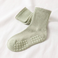 Chaussettes antidérapantes personnalisées à volants en coton doux avec grip en silicone amélioré pour le Pilates, le yoga, la barre et l'entraînement en studio pour femmes