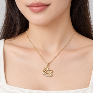 Collar con Colgante de Caballo Balancín de Circonita Cúbica, Acero Inoxidable, Circonita Cúbica, Baño de Oro al Vacío de 14K, 41.5 + 5 cm, 4.1 g - Product Image 5