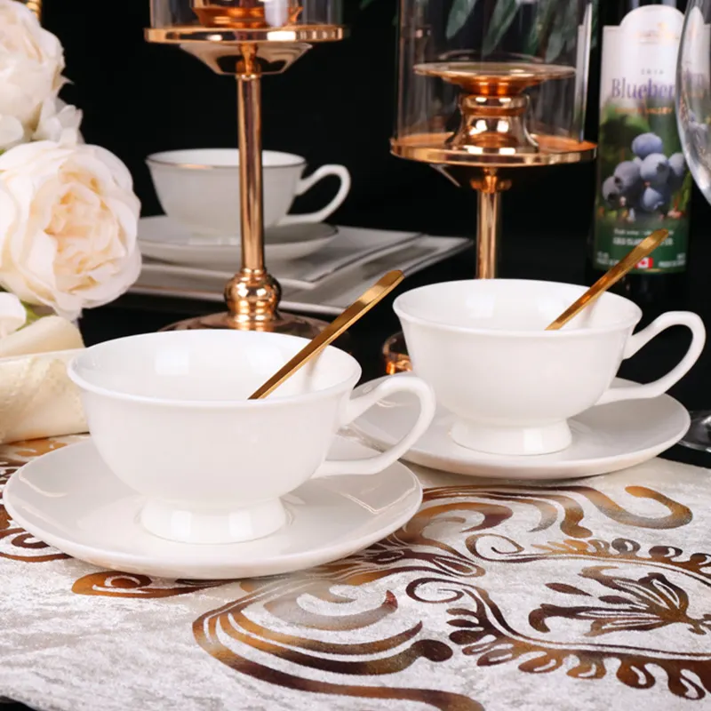 Juego de taza de café y platillo de porcelana de hueso de estilo de lujo minimalista a granel, juego de café taza de té de porcelana con borde dorado para capuchino Espresso