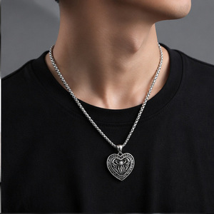 Yunnique – collier avec pendentif en forme de cœur en acier inoxydable, design géométrique, serti de pierres, bijoux cadeau unisexe - Product Image 4