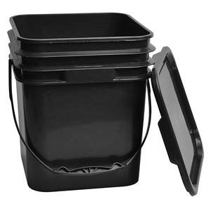 Secchio Quadrato in <span class=keywords><strong>Plastica</strong></span> Nera Resistente da 17L con Coperchio, Cestello in Rete Metallica e Set di Paletta in <span class=keywords><strong>Plastica</strong></span> per Stoccaggio e Pulizia - Product Image 2
