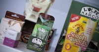 Machine de remplissage et de scellage automatique pour sachets à clipser type carte, pour liquides (miel, huile d'olive, sauces), conditionnement en dose unique en forme de V