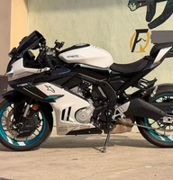 Moto sportive à essence haute performance 675SR 675cc, moteur refroidi par eau, adaptée à la conduite à grande vitesse et aux passionnés de piste