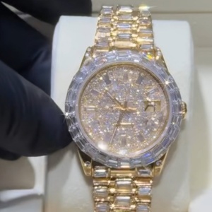 Reloj de lujo dorado con esfera de cristal de zafiro y detalles de diamantes, 40 mm, redondo, analógico, con moissanita, pasa la prueba del diamante. - Product Image 3