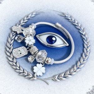 Bracelet DIY <span class=keywords><strong>personnalisé</strong></span> en fil d'argent pour femme, avec breloques main Hamsa, œil, fleur blanche, trèfle à quatre feuilles et cristal – Vente en gros - Product Image 4