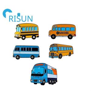 Pin de solapa, insignia, broche y pines de esmalte personalizados con diseños de Station Wagon, Minivan, Furgoneta de carga, Camión, Coche, Autobús y Vehículo - Product Image 1