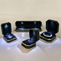 Hersteller von achteckigen Lack-Schmuckboxen mit niedrigem Mindestbestellwert, luxuriöse LED-Schmuckboxen mit individuellem Logo in Schwarz, Weiß, Blau, Verlobungsringbox mit LED-Licht