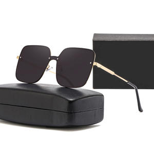 แว่นกันแดดไล่เฉดสีใหม่สำหรับผู้หญิง ป้องกันรังสียูวี 400 เลนส์พีซี กรอบโลหะ รุ่นที่ 3 บรรจุกล่อง หมายเลขสินค้า 637 - Product Image 2