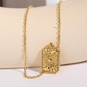 Collier en acier inoxydable fin, motif mains en prière carrées, inaltérable - Product Image 1