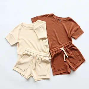 2023 गर्मियों शैली बच्चे को कपड़े सेट थोक टी शर्ट और शॉर्ट्स लड़खड़ाते हुए चलना कपड़े सेट बच्चों बाहर पहनने