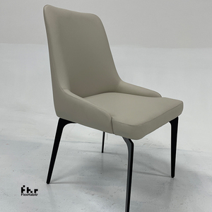 Fauteuil de salle à manger personnalisable en cuir PU avec pieds en métal noir, chaise de loisirs en gros pour usage domestique et commercial - Product Image 2