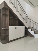Meuble d'escalier modulaire personnalisé en panneaux stratifiés pour rangement sous escalier, salon et appartement