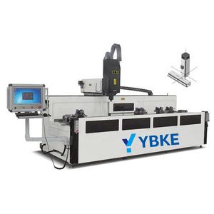 Machine de perçage et de fraisage automatique pour la fabrication de portes et fenêtres en aluminium avec moteur PLC et puissance de broche de 5,5 kW - Product Image 1