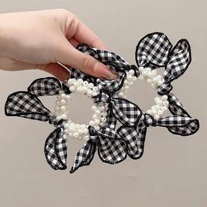 ที่รัดผมแบบพันลำไส้ใหญ่ขนาดใหญ่ทำด้วยมือผ้าขาวดำดูหรูหราพร้อมโบว์ไข่มุกมัดผมแบบยืดหยุ่น - Product Image 5