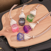 Bouteille de parfum de voiture de luxe personnalisée contenant désodorisant en verre suspendu Freesia poire huiles essentielles parfum pendentif ornements de voiture