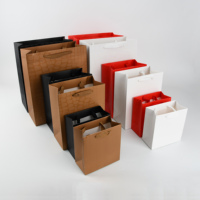 Sac en papier cadeau personnalisé blanc nacré, recyclable, de qualité supérieure, avec ruban, estampage à chaud, enduit, pour emballage de vêtements et de chaussures