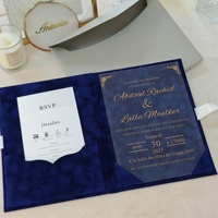 Ensemble d'invitations de mariage élégantes en velours de luxe avec détails en feuille d'or, fermeture par ruban en satin doux