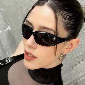 Lunettes de soleil tendance Y2K à grande monture avec logo personnalisé 2025, lunettes de sport pour le cyclisme, lunettes de soleil œil de chat UV400 pour femmes - Product Image 1