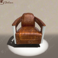 Fauteuil club pivotant en cuir style aviateur, avec accoudoirs en aluminium, pour un intérieur rétro américain.