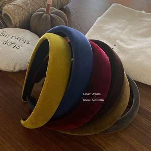 ที่คาดผมกำมะหยี่สีใหม่สำหรับฤดูใบไม้ร่<span class=keywords><strong>ว</strong></span>งและฤดูหนา<span class=keywords><strong>ว</strong></span>สไตล์เกาหลี  แบบยุโรปและอเมริกา ขนาด 25 ซม. เข้าได้กับทุกชุด  Luff Dream - Product Image 6