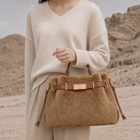 Sac à main fourrure en cuir OEM ODM pour femme, texture douce, sac fourre-tout avec longue bandoulière pour tenue de villégiature, sur mesure