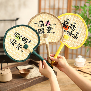พัดลายปัก พัดใบปาล์มสานทำมือ พัดมือหมุนขนาดเล็กสำหรับฤดูร้อน พัดสำหรับใช้ในบ้านและเด็กๆในฤดูร้อน - Product Image 4