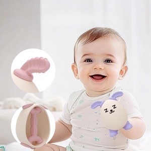 Vente en gros Nouveau produit 2025 Jouet de dentition et de protection des mains en silicone en forme de lapin, dispositif anti-griffades et bâton de confort pour bébé - Product Image 1