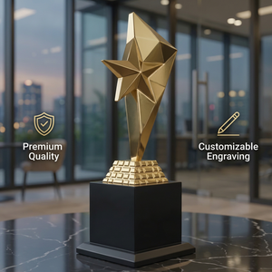 Trophée étoile plaqué or gravé au laser avec base pyramidale et base en bois noir pour récompenses de reconnaissance d'entreprise - Product Image 1