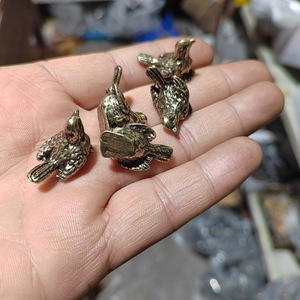 Miniature artisanale en laiton : Passerelle décorative antique en bronze massif, petite figurine d'oiseau en cuivre pour décoration de table - Product Image 1